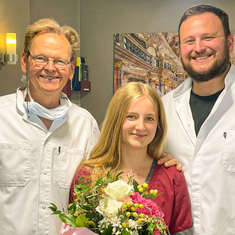 Dr. Ulrich Jung, Zahnarzt Dominik Jung im Bild mit Sabrina Mayer, die ihre Ausbildung erfolgreich ageschlossen hat