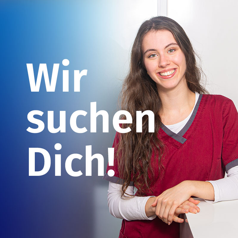 Mitarbeiterin der Zahnarztpraxis lächelt freundlich. Darauf der Satz: Wir suchen dich!