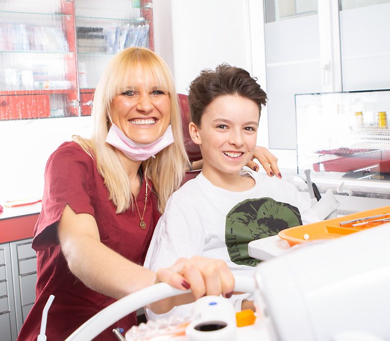 Prophylaxeassistentin betreut einen Jugendlichen im Behandlungsstuhl